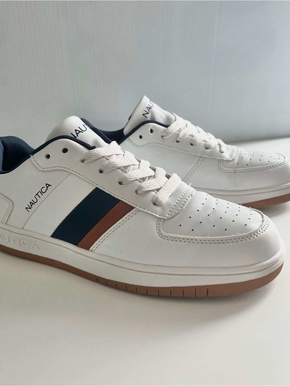 Nautica Noven Boys White Low Top Sneakers Youth Size 6 Gum Sole